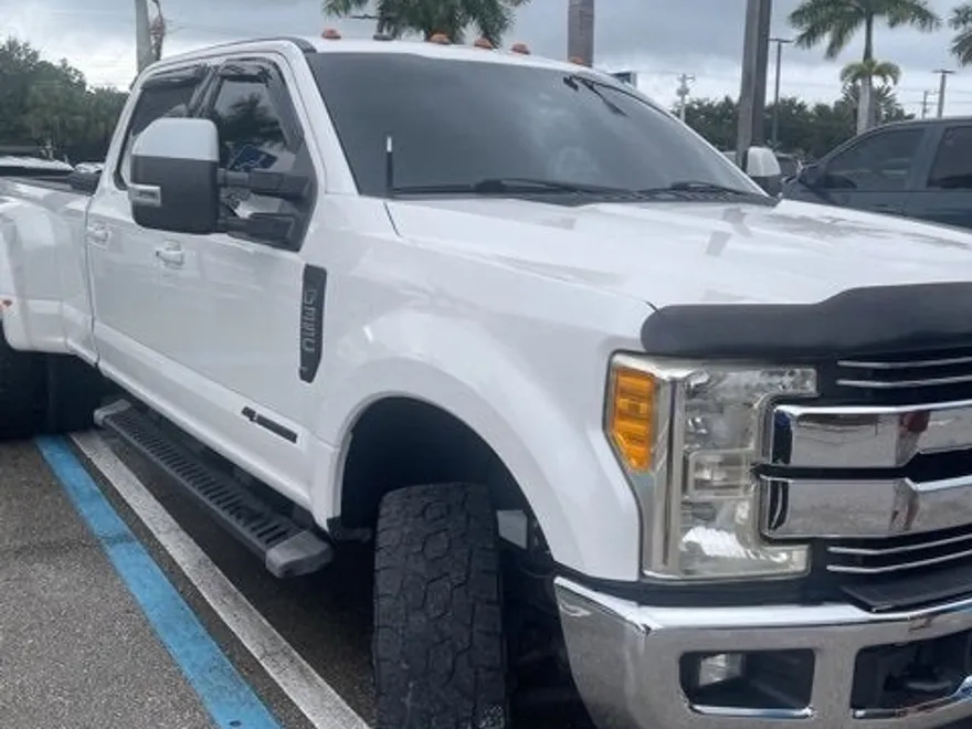 2017 Ford F-350 Lariat photo 1