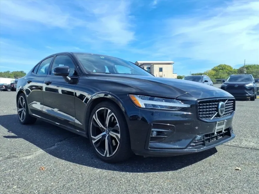 2024 Volvo S60 Plus photo 1