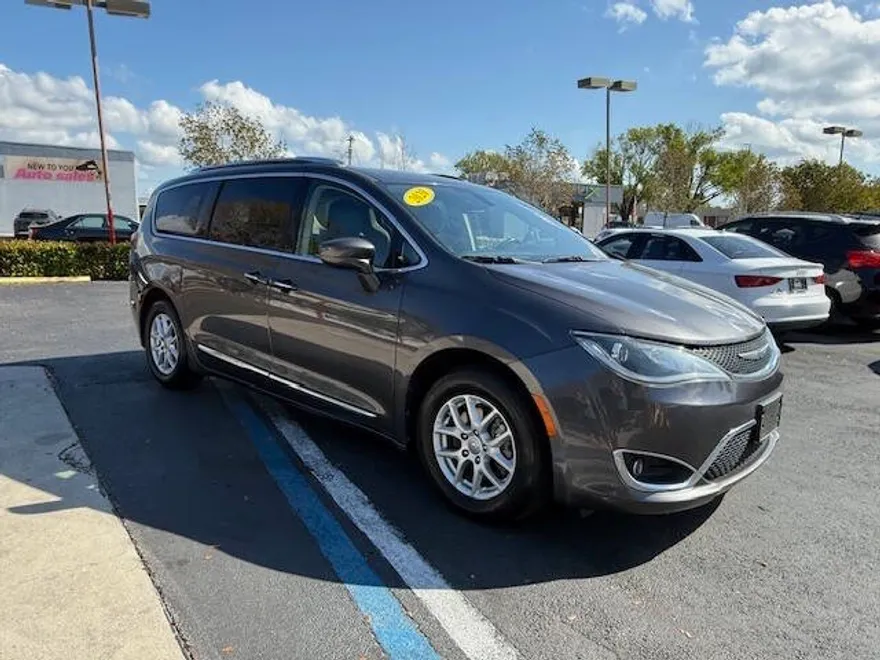 2020 Chrysler Pacifica Touring L photo 1