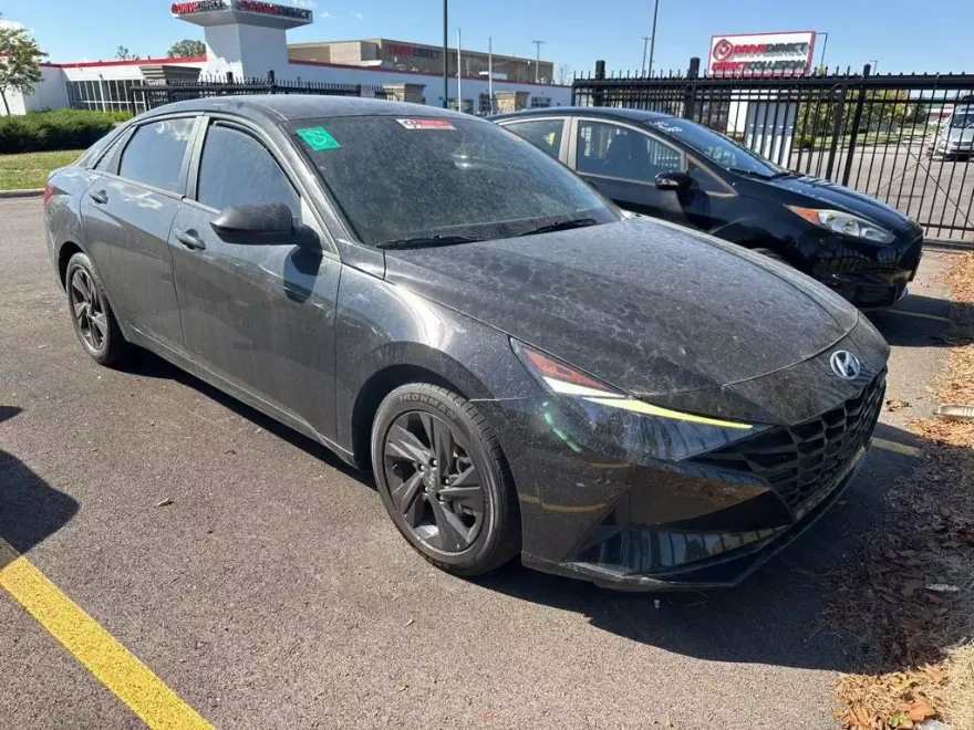 2022 Hyundai Elantra SEL photo 1