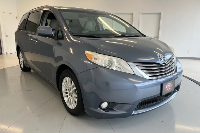 2017 Toyota Sienna Limited Premium photo 1