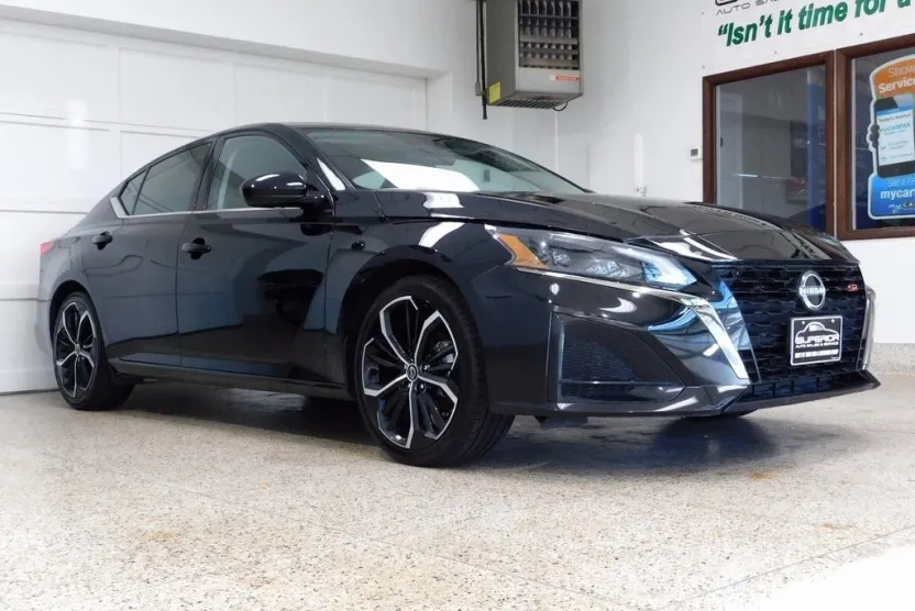 2023 Nissan Altima 2.5 SR photo 1
