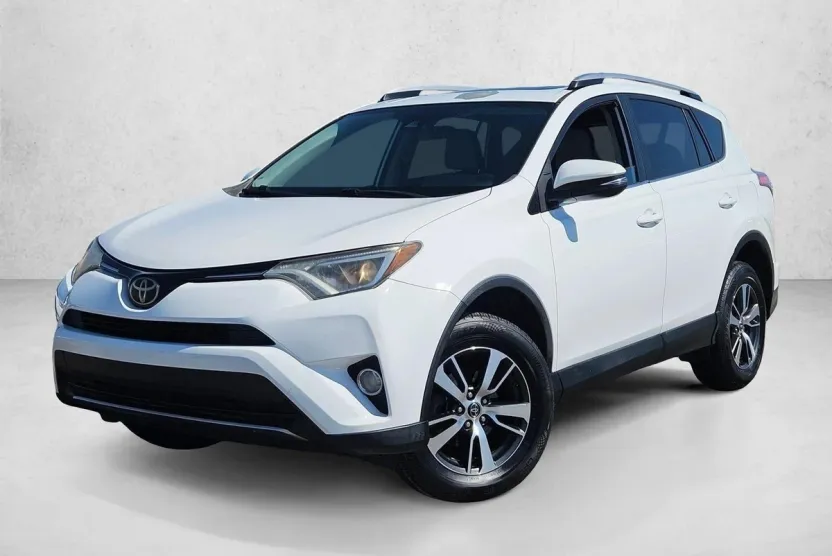 2017 Toyota RAV4 XLE photo 1