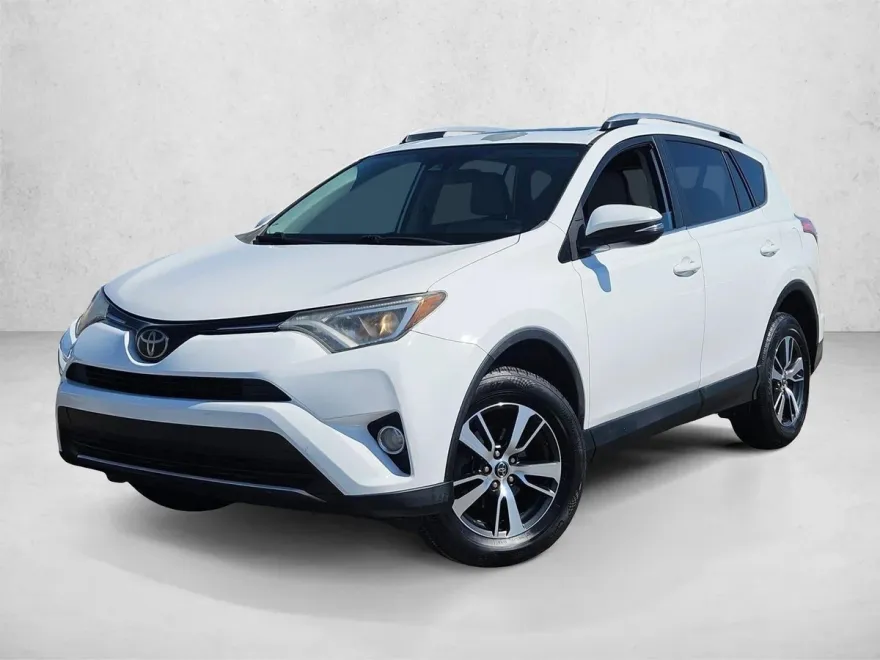 2017 Toyota RAV4 XLE photo 1