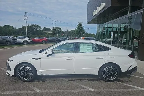 2026 Hyundai Sonata SEL Sport photo 2