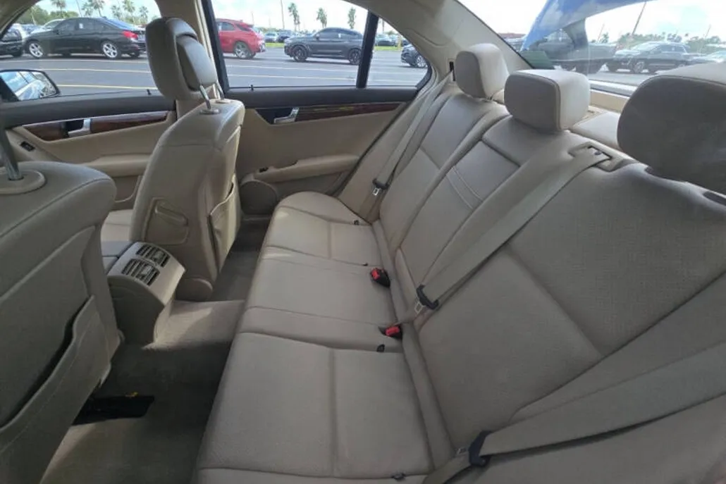 2011 Mercedes Benz C 300 Luxury 4MATIC photo 1