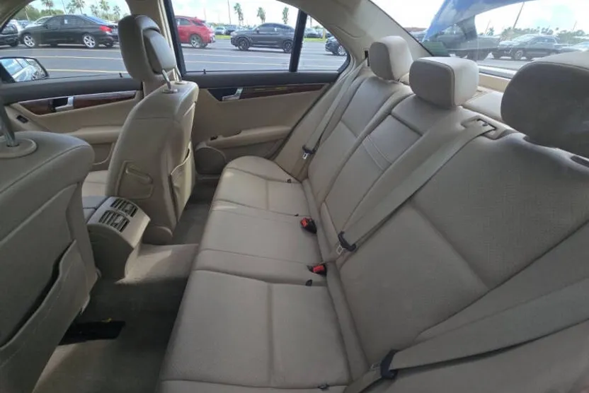 2011 Mercedes Benz C 300 Luxury 4MATIC photo 1