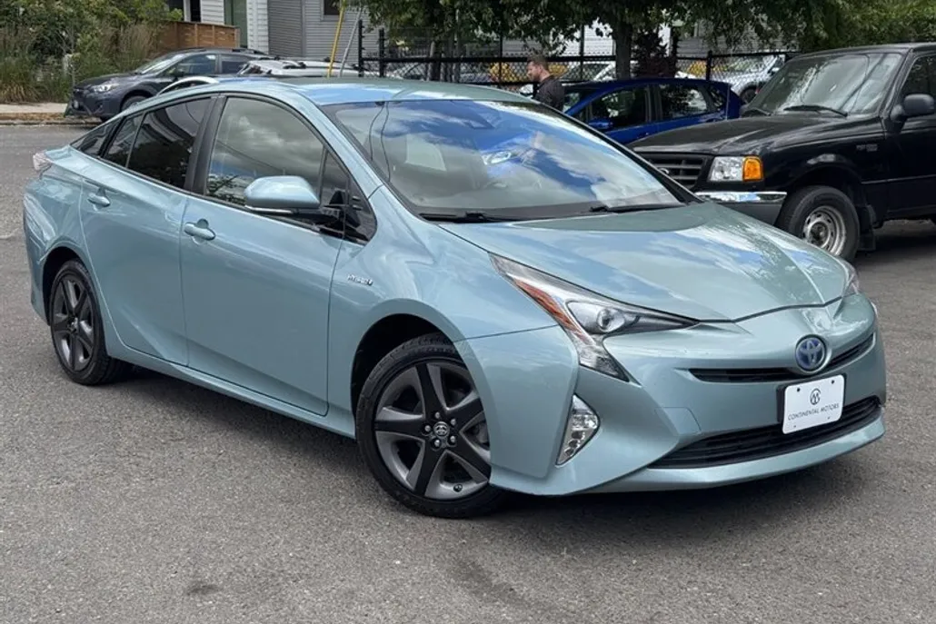 2016 Toyota Prius Three Touring photo 1