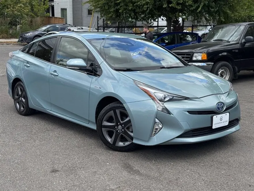 2016 Toyota Prius Three Touring photo 1
