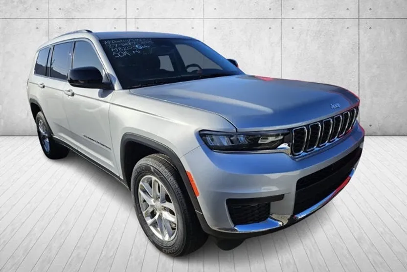 2021 Jeep Grand Cherokee Laredo photo 1