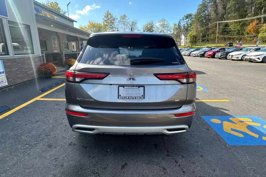 2022 Mitsubishi Outlander SE photo 1