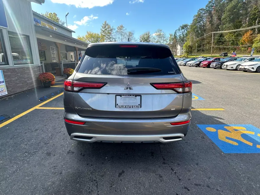 2022 Mitsubishi Outlander SE photo 1