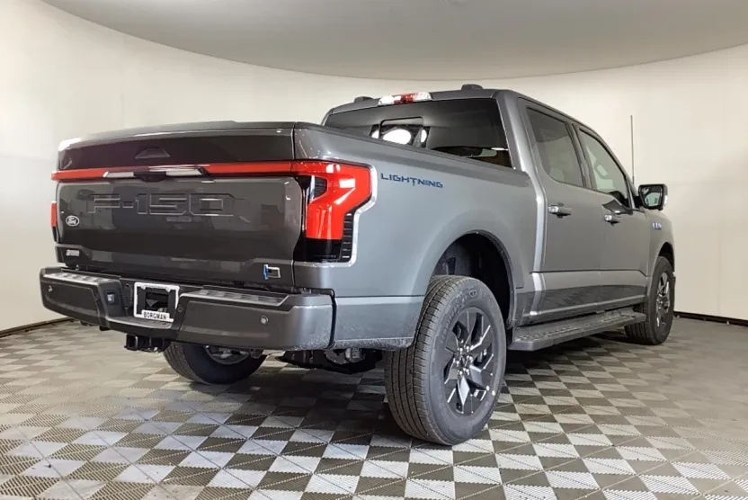 2025 Ford F-150 Lightning Lariat photo 1