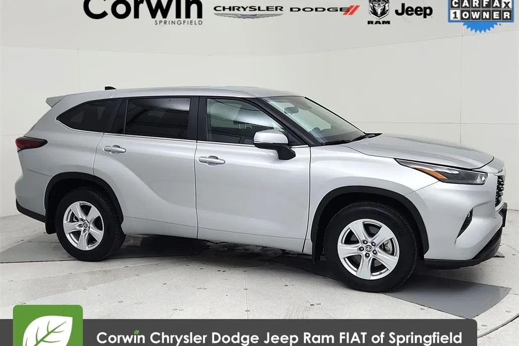 2024 Toyota Highlander LE photo 1