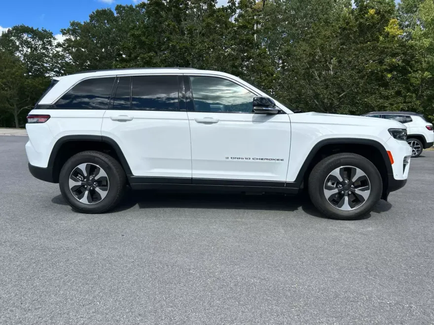 2023 Jeep Cherokee 4xe Base photo 1