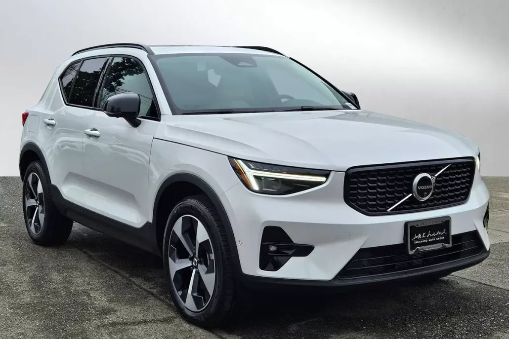 2025 Volvo XC40 Plus photo 1