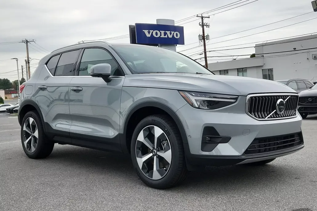 2025 Volvo XC40 Plus photo 1