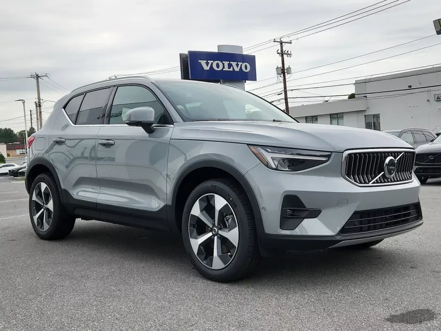 2025 Volvo XC40 Plus photo 1