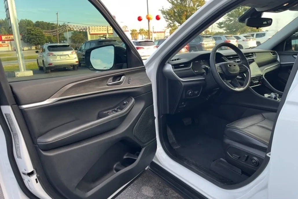 2023 Jeep Grand Cherokee Limited photo 1
