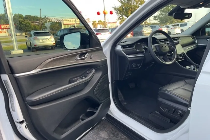 2023 Jeep Grand Cherokee Limited photo 1