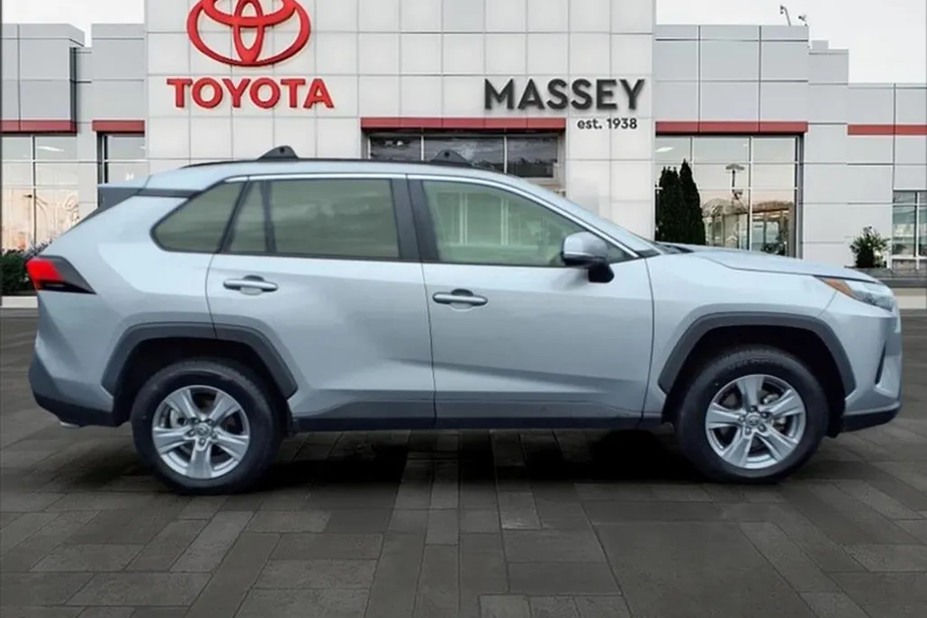 2022 Toyota RAV4 XLE photo 1
