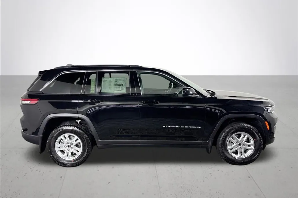 2025 Jeep Grand Cherokee Laredo photo 1