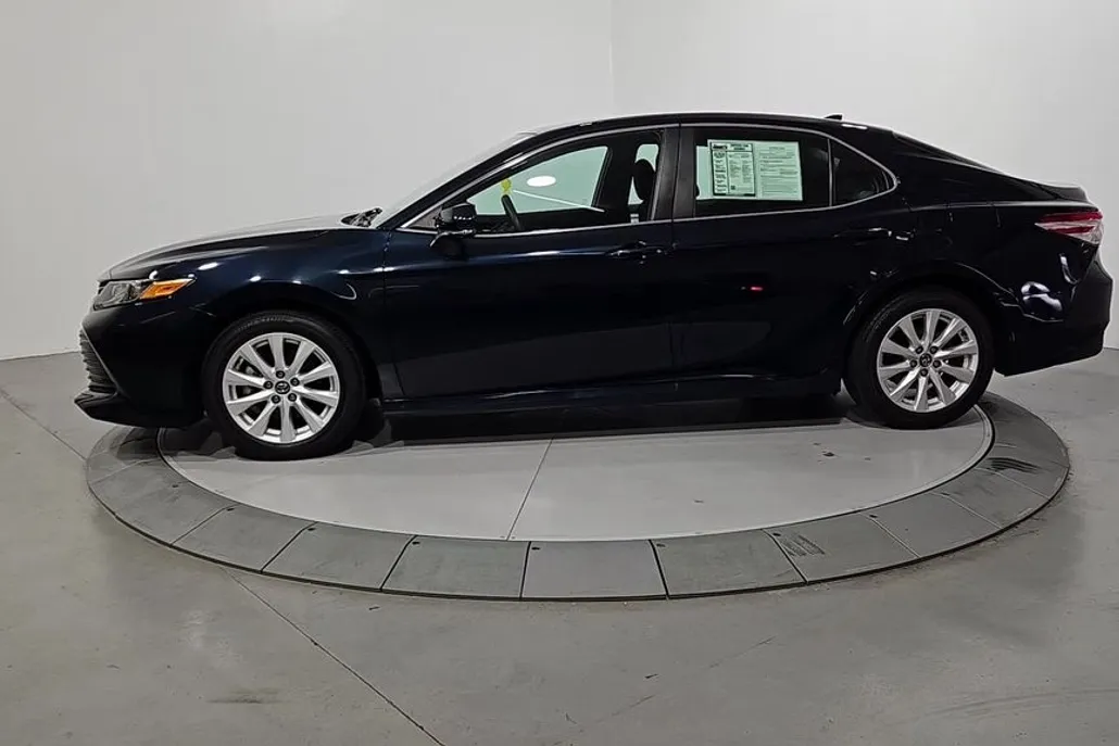 2020 Toyota Camry LE photo 1