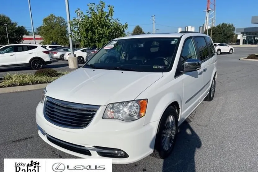 2016 Chrysler Town & Country photo 1