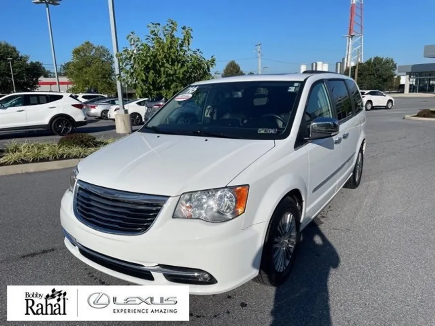 2016 Chrysler Town & Country photo 1
