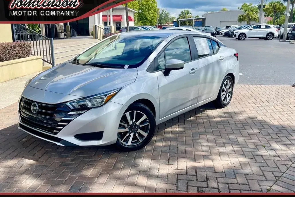 2023 Nissan Versa SV photo 1