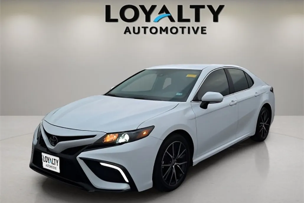 2024 Toyota Camry SE photo 1