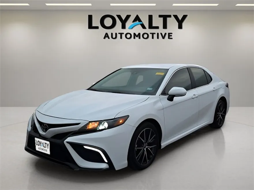 2024 Toyota Camry SE photo 1