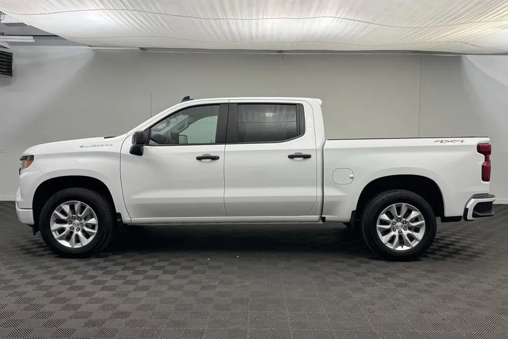 2024 Chevrolet Silverado 1500 Custom photo 1