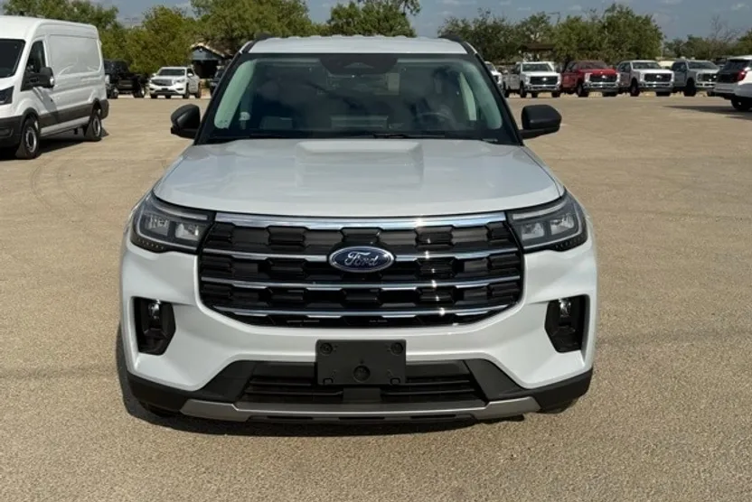 2025 Ford Explorer photo 1