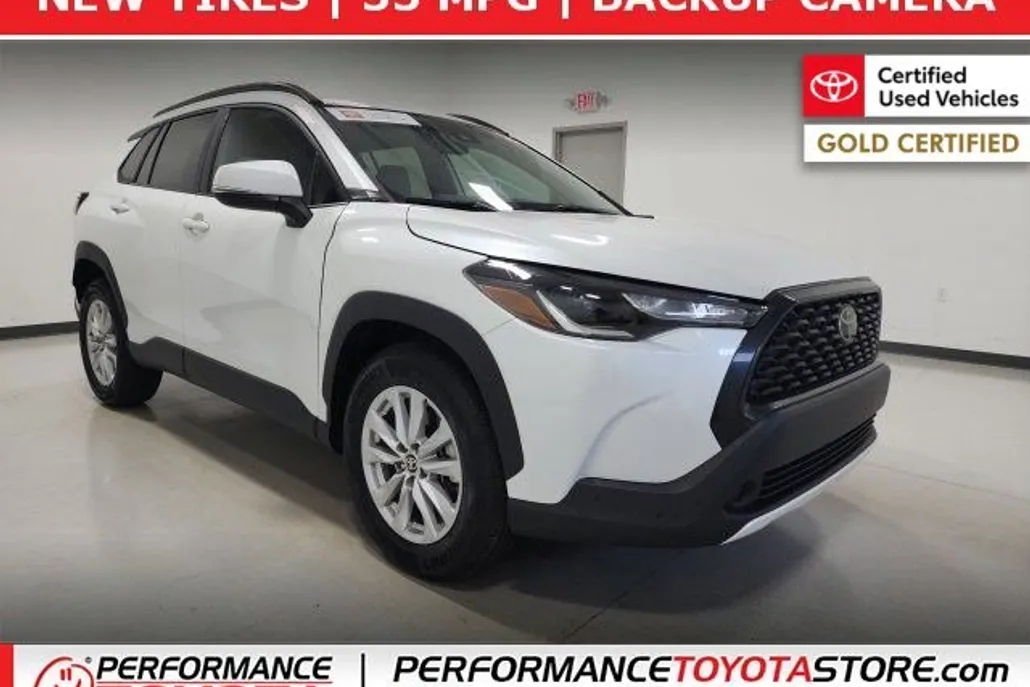 2022 Toyota Corolla Cross LE photo 1