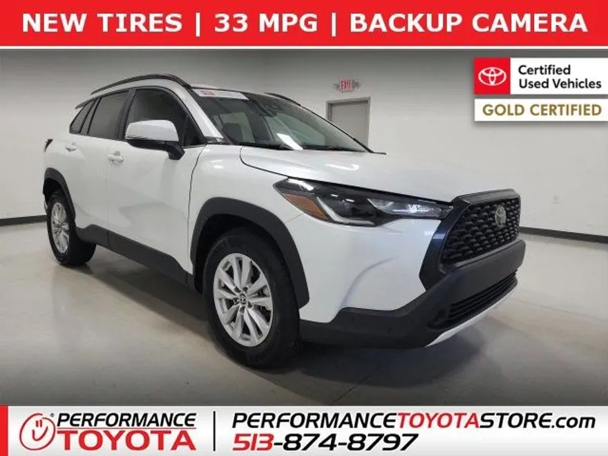 2022 Toyota Corolla Cross LE photo 1