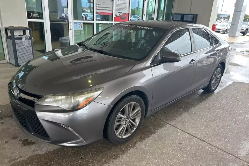 2017 Toyota Camry SE photo 1