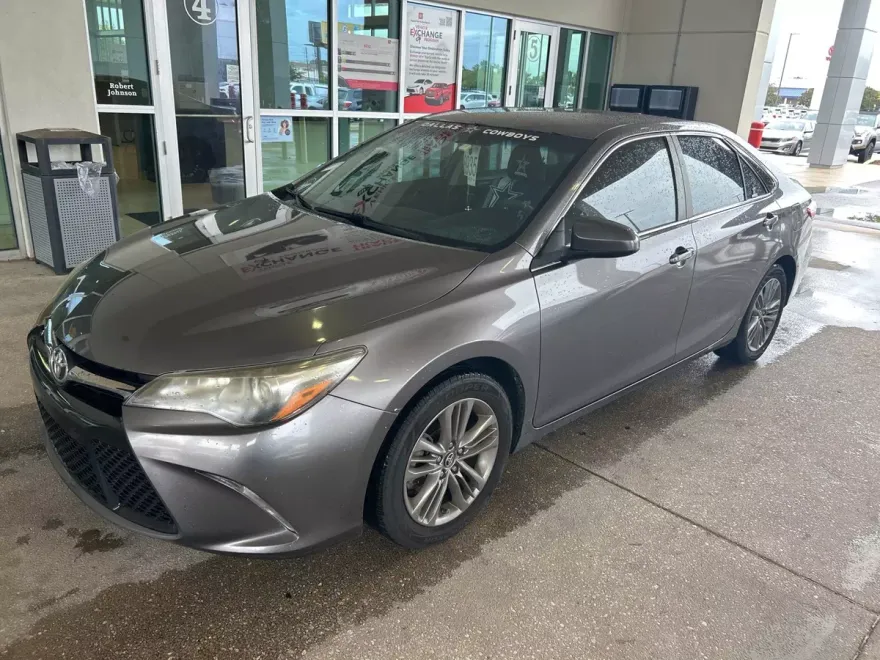 2017 Toyota Camry SE photo 1