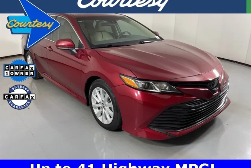 2018 Toyota Camry LE photo 1