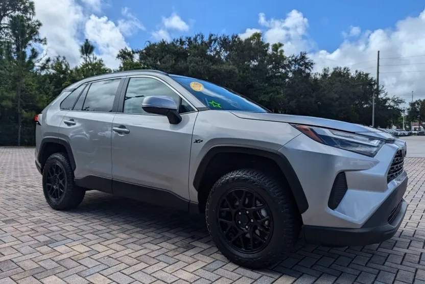 2025 Toyota RAV4 XLE photo 1