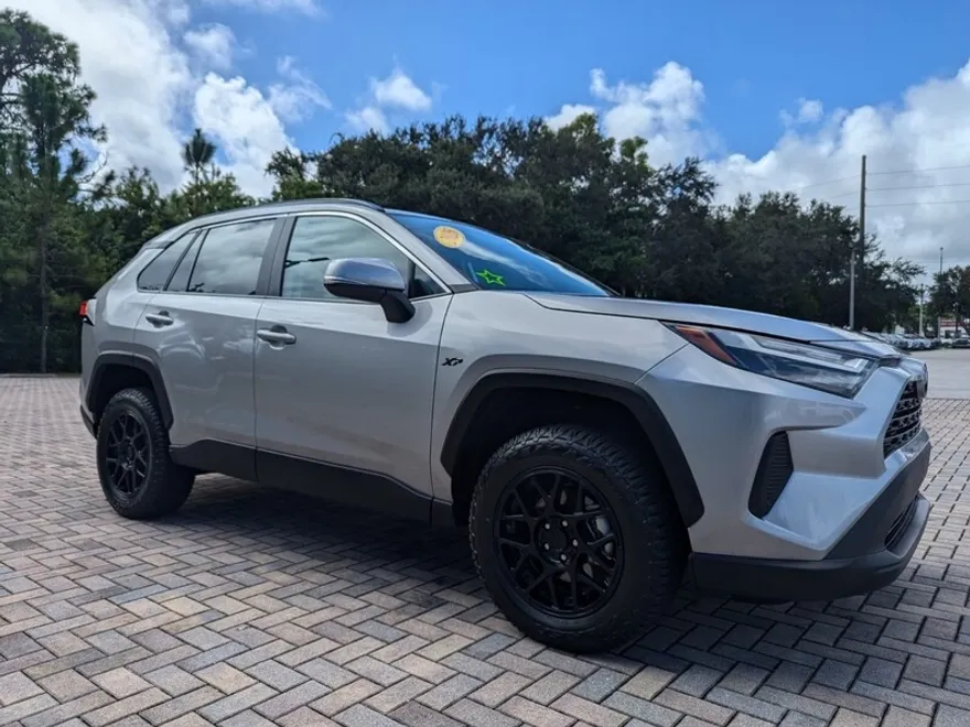 2025 Toyota RAV4 XLE photo 1