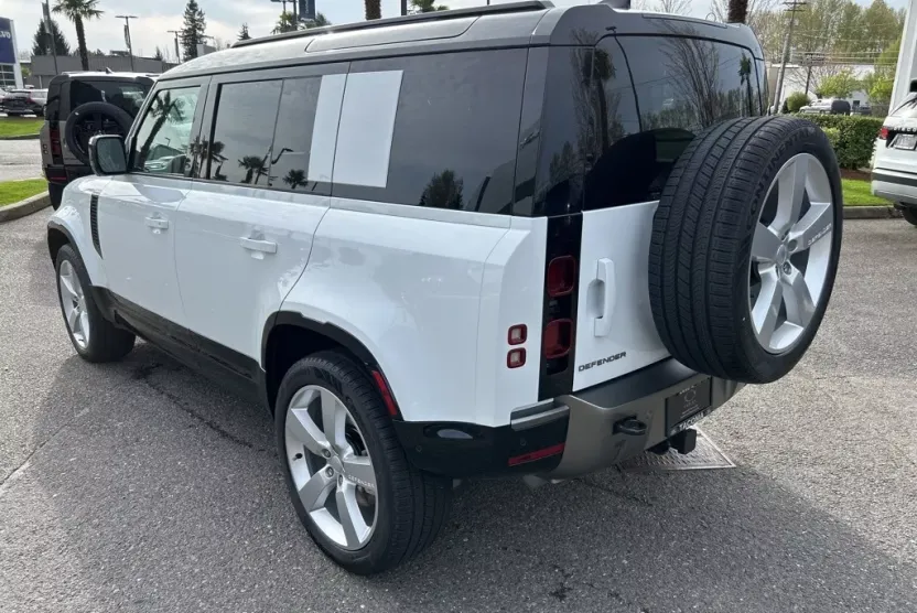 2025 Land Rover Defender 110 X-Dynamic SE photo 1