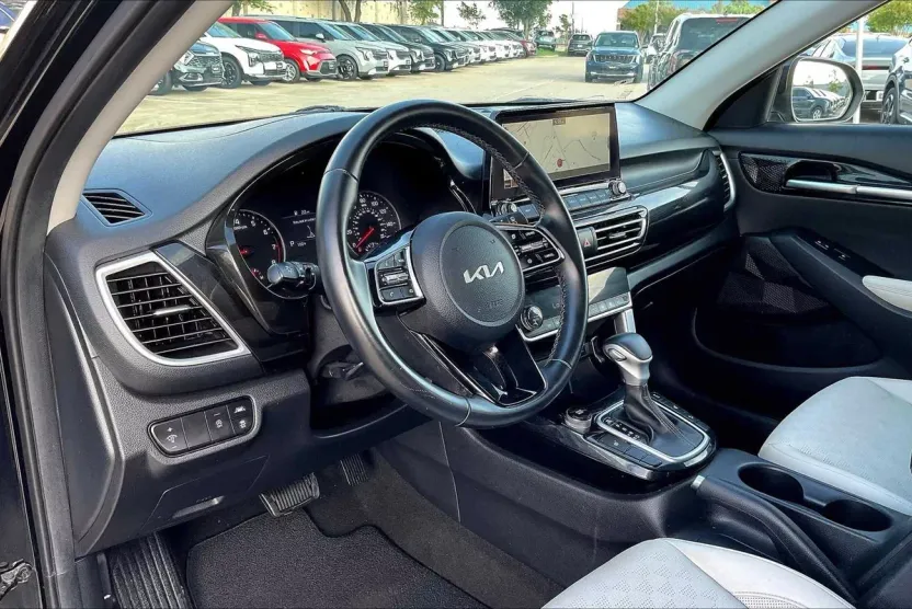 2022 Kia Seltos EX photo 1