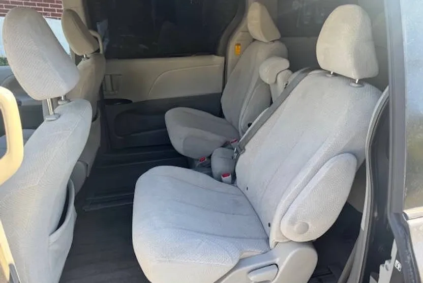 2014 Toyota Sienna LE photo 1
