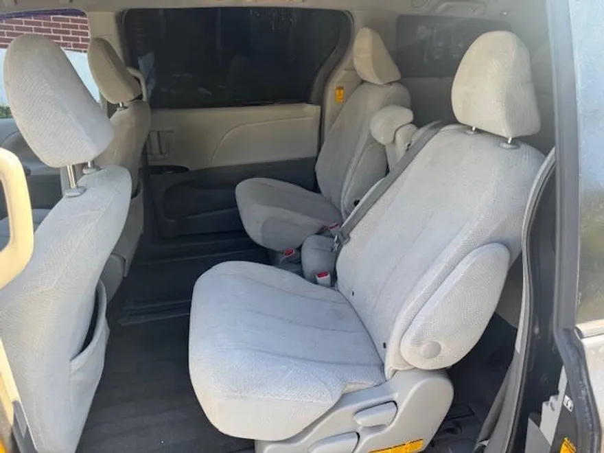 2014 Toyota Sienna LE photo 1