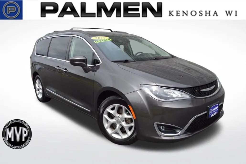 2017 Chrysler Pacifica Touring L photo 1