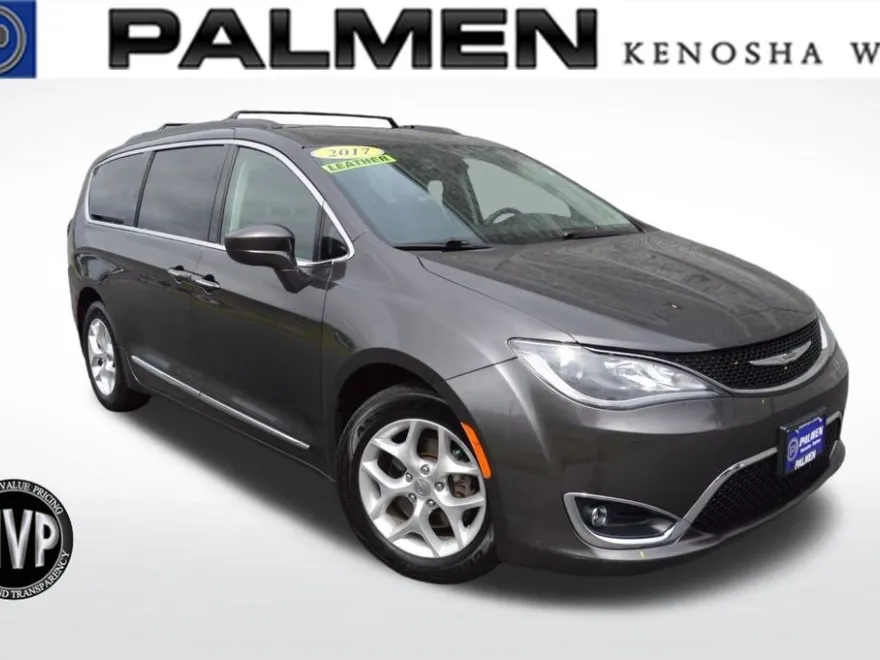 2017 Chrysler Pacifica Touring L photo 1
