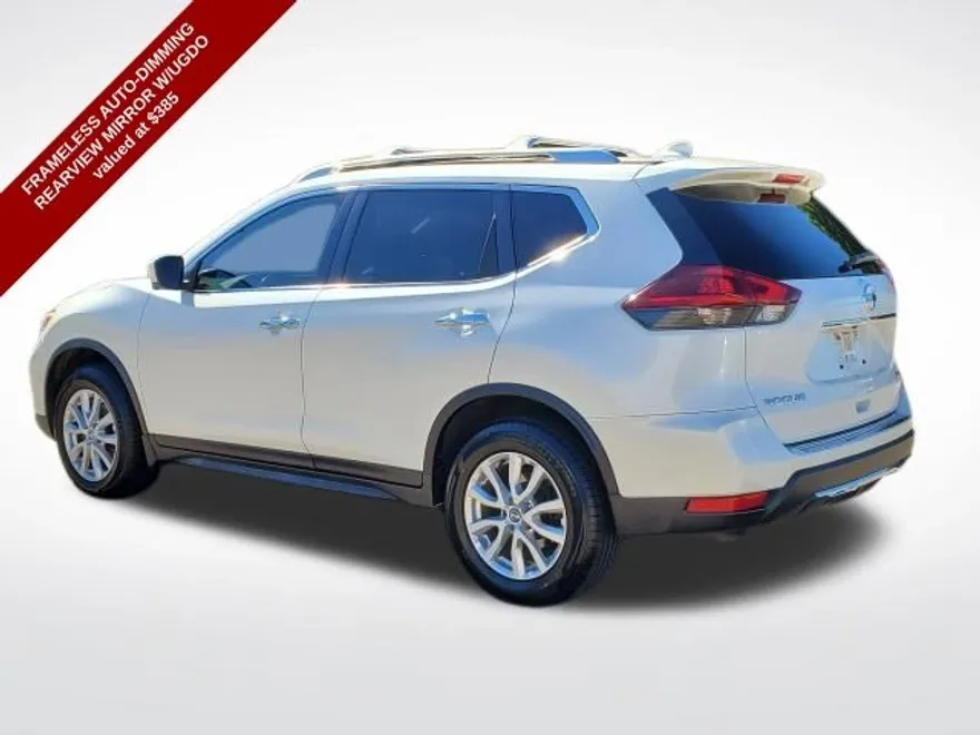 2018 Nissan Rogue SV photo 1