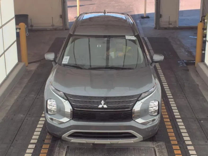 2024 Mitsubishi Outlander SE photo 1
