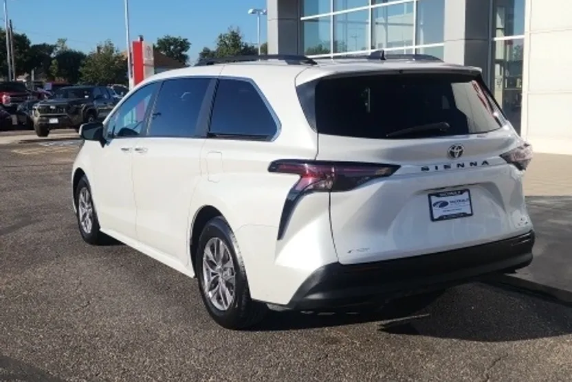 2023 Toyota Sienna XLE photo 1
